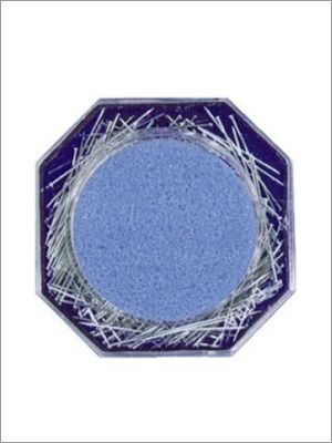 Paquete de pines de acero El Jabali. Contiene numerosos pines de plata en un recipiente transparente.