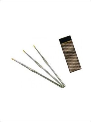 Aguja de crochet con mango de madera, etiquetada 