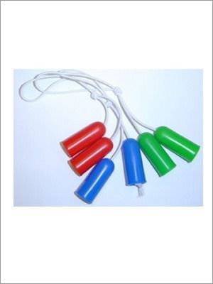 Tapones para los oídos, de color verde, naranja y amarillo, unidos por un cordón blanco, sobre una superficie blanca.