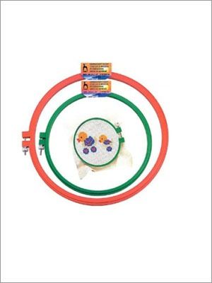 Dos bastidores de bordado de madera.