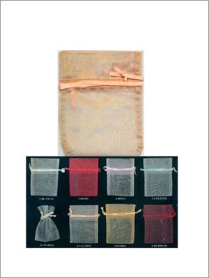 Una bolsa con cordón transparente de color beige con una variedad de pequeñas bolsas de colores que se muestran a continuación.