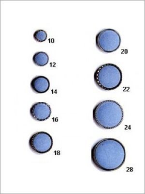 Remaches de cobre y níquel sobre un fondo blanco, mostrando sus diferentes apariencias.
