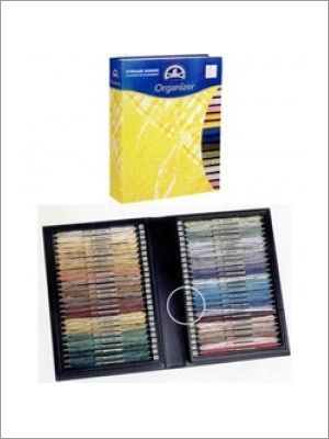 Cajas de pesca de plástico transparente, una abierta, sobre una superficie negra.