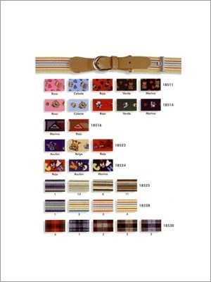 Un cinturón de cuero color canela con una tabla de colores que incluye varios colores, incluidos negro, azul y rojo.