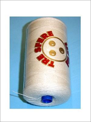 Carrete de hilo azul oscuro sobre fondo claro, base de plástico azul.