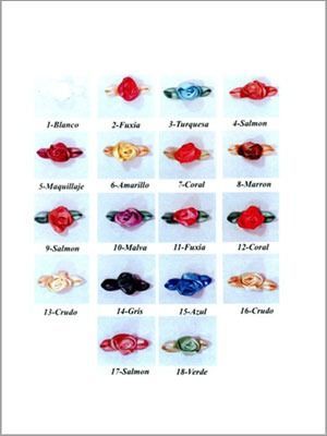 Vitrina de madera con botones de colores surtidos en compartimentos individuales.