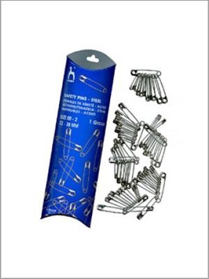 Caja de imperdibles con un primer plano de un único imperdible plateado.