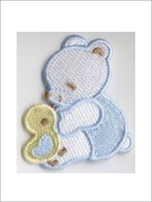 Oso rosa abrazando a un patito amarillo.