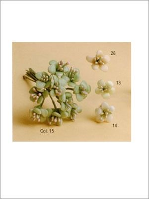 Rosas de papel rosa en ramo y colores individuales: verde, naranja, amarillo y rojo.