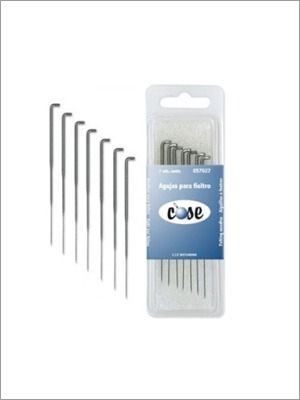 Herramienta para punzar agujas con mango de madera, agujas y enhebrador.