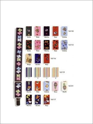 Variedad de muestras de tela con patrones de rayas y un porta chupete con clip.