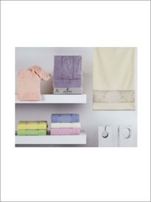 Delantal, toallas en varios colores expuestas con maniquí.