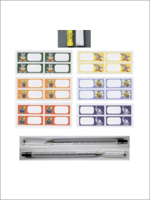 Rotulador de pintura Lecco de color negro y amarillo con etiqueta blanca en su embalaje.