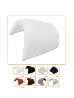 Exhibición de sombreros en cajas de cartón, con diseño de flores rojas y fondo lavanda.