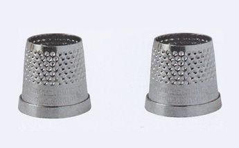 Dos dedales de metal plateado con hoyuelos para coser.