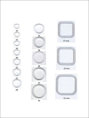 Un libro blanco que muestra botones de distintas formas y tamaños: círculos y cuadrados.