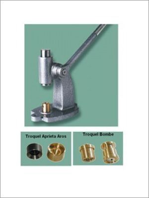 Una prensa manual con dos juegos de matrices metálicas para dar forma o unir materiales.