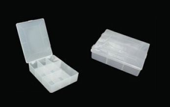 Dos cajas de almacenamiento de baterías de plástico transparente, una abierta y otra cerrada, sobre un fondo negro.