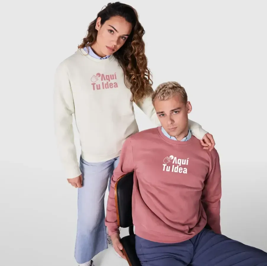 Dos personas vestidas con sudaderas, ambas con el texto 