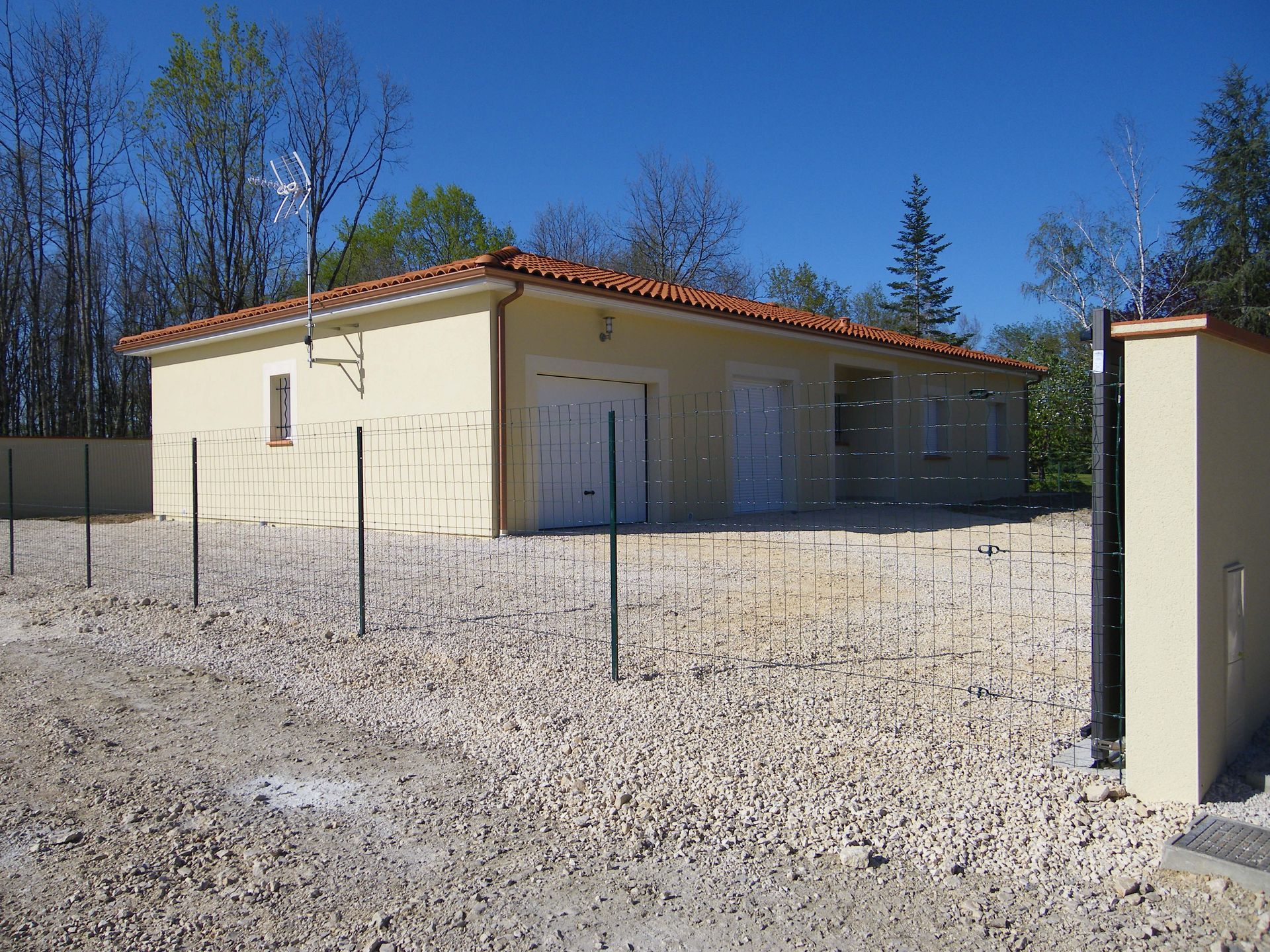Du grillage autour d'une maison