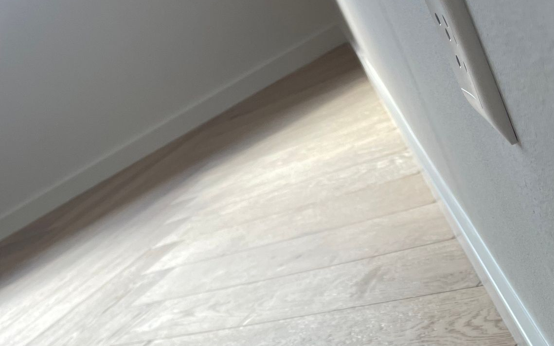 ampia gamma di pavimenti, dal legno naturale ai materiali sintetici, disponibili in vari formati, essenze, colori e sistemi di posa