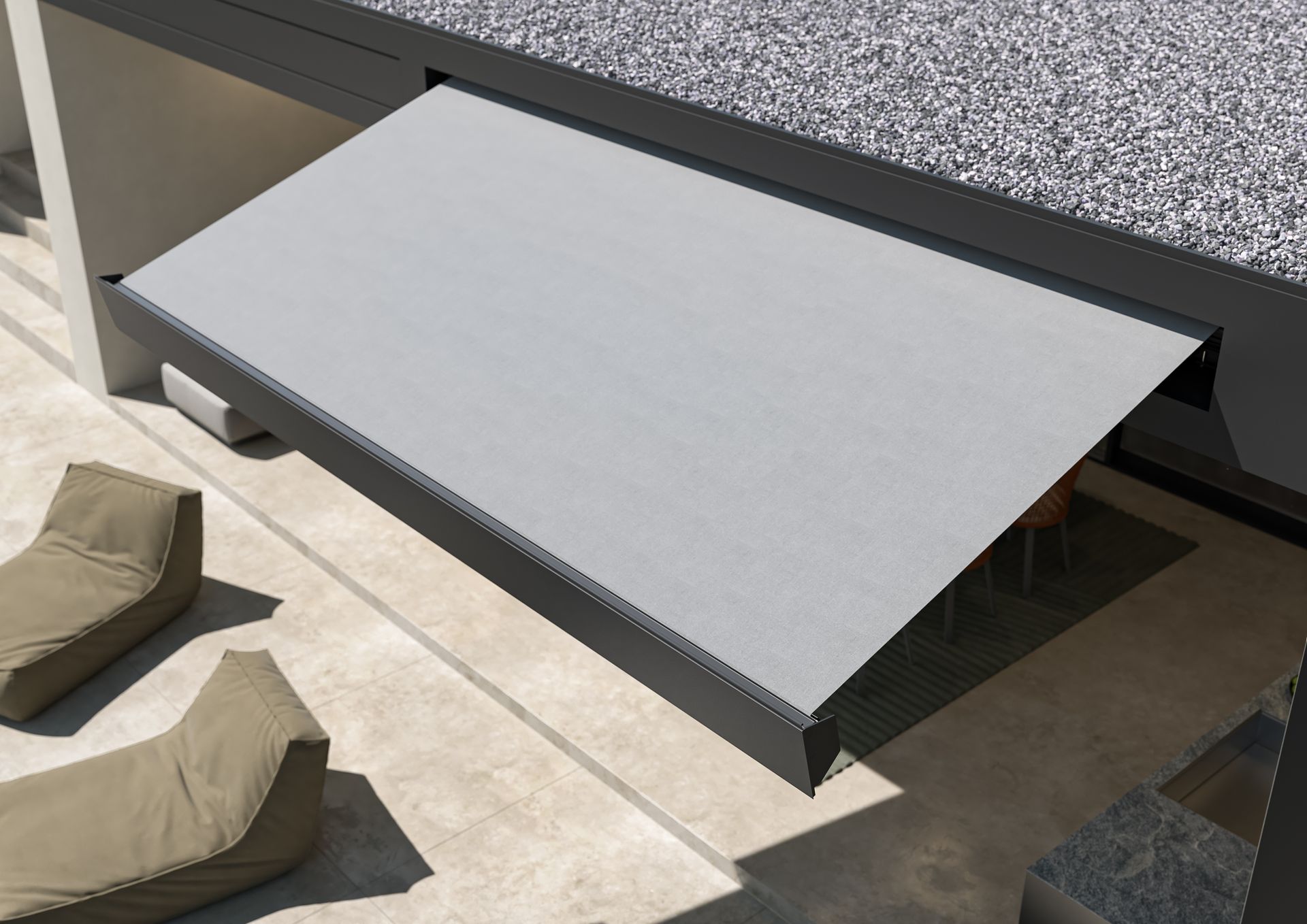 Una tenda da sole retrattile di colore grigio chiaro si estendeva su un patio con due sedie a sdraio su un pavimento piastrellato di colore chiaro.