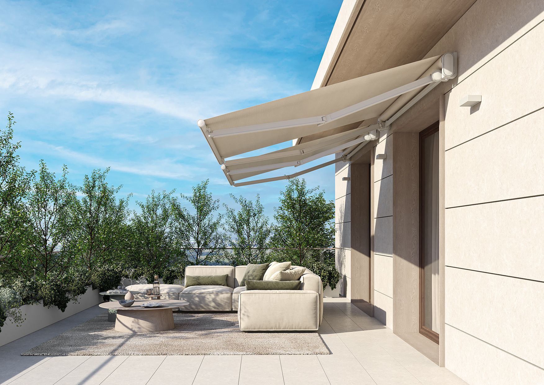 Un patio arredato con un divano da esterno beige, un tappeto e una moderna tenda da sole retrattile fissata a una parete chiara dell'edificio.