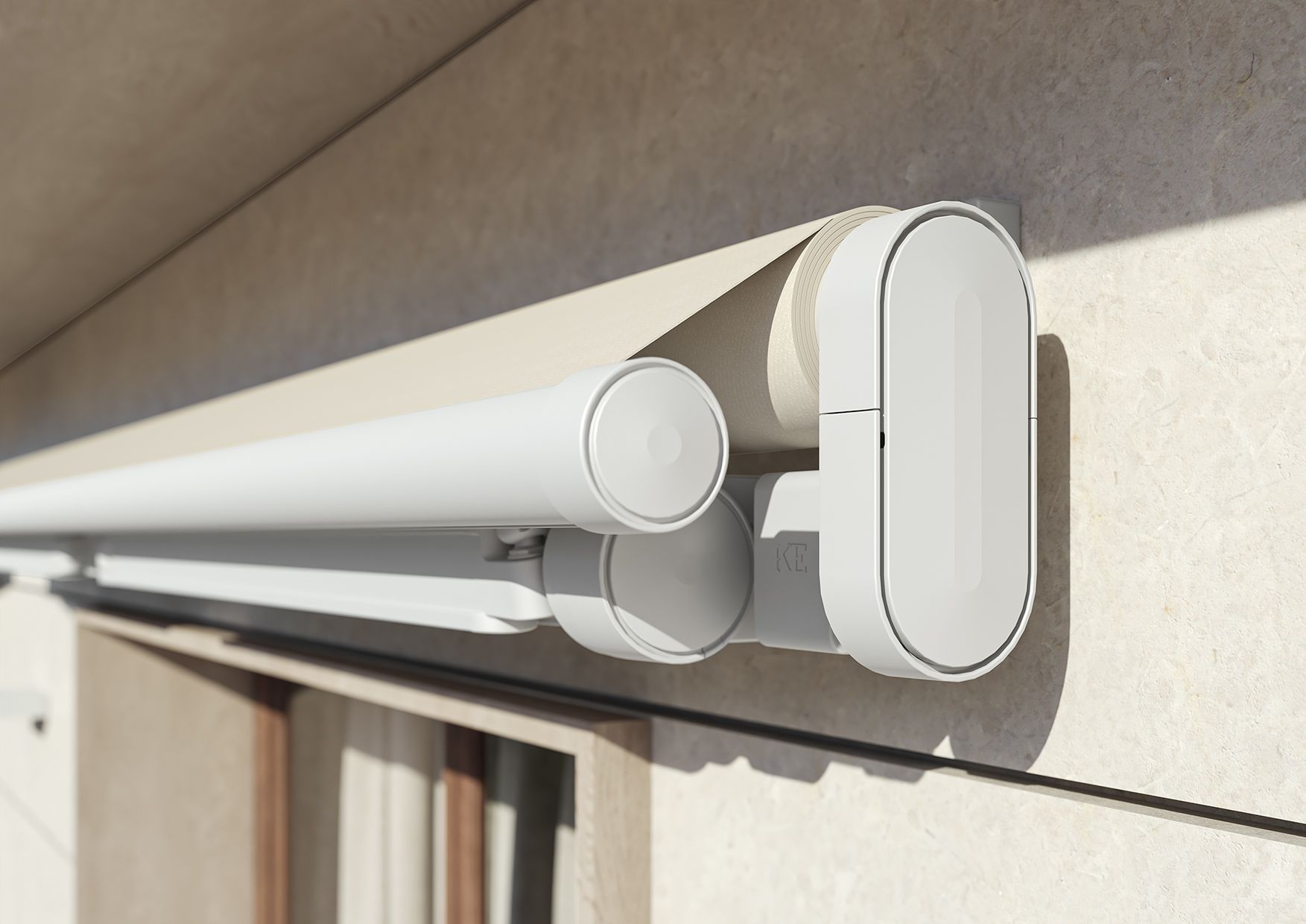 Una tenda da sole retrattile bianca montata su un muro di pietra sopra una finestra.