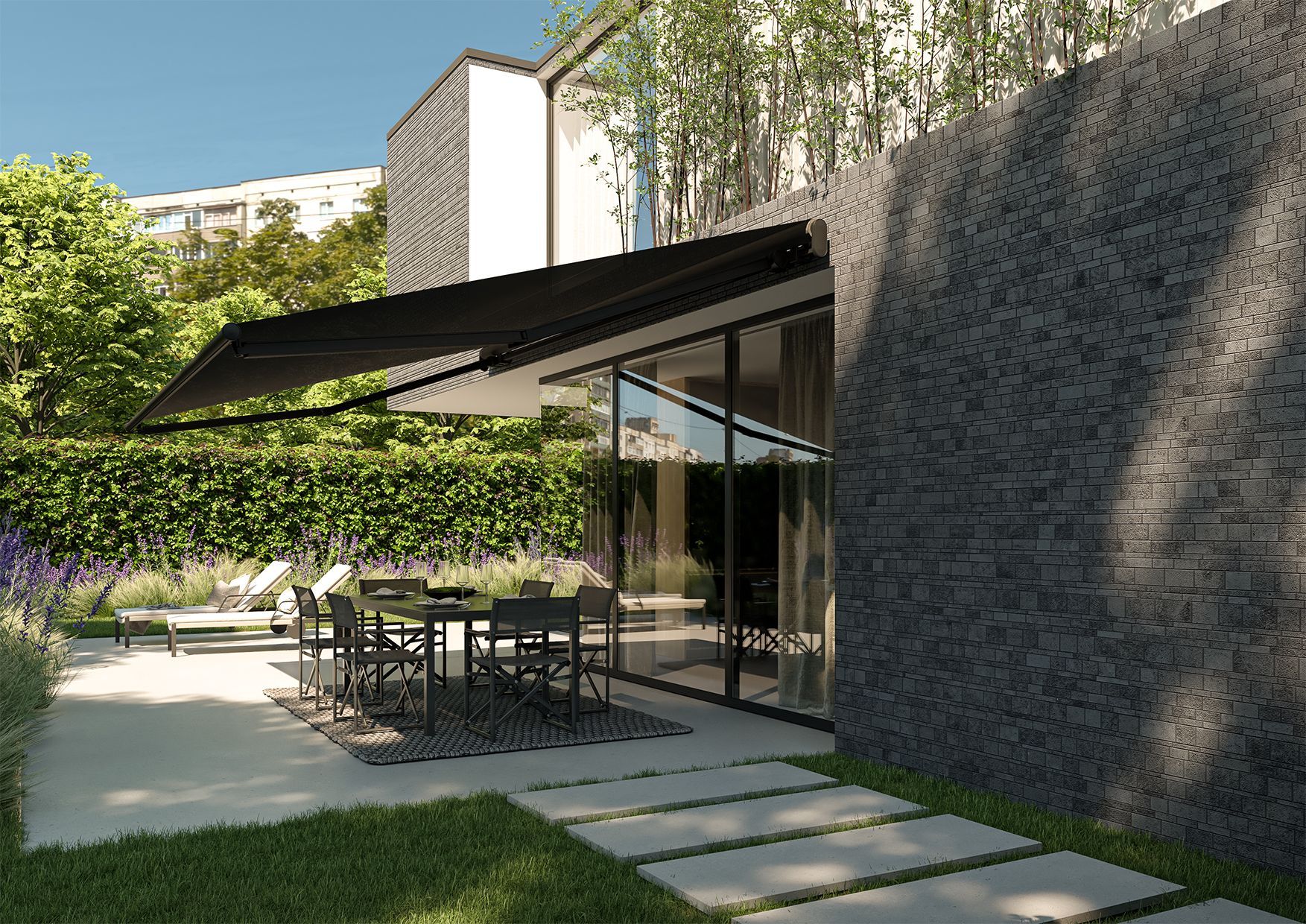 Un patio con un muro in pietra scura e una tenda da sole retrattile nera, arredato con un set da pranzo all'aperto in una giornata di sole.