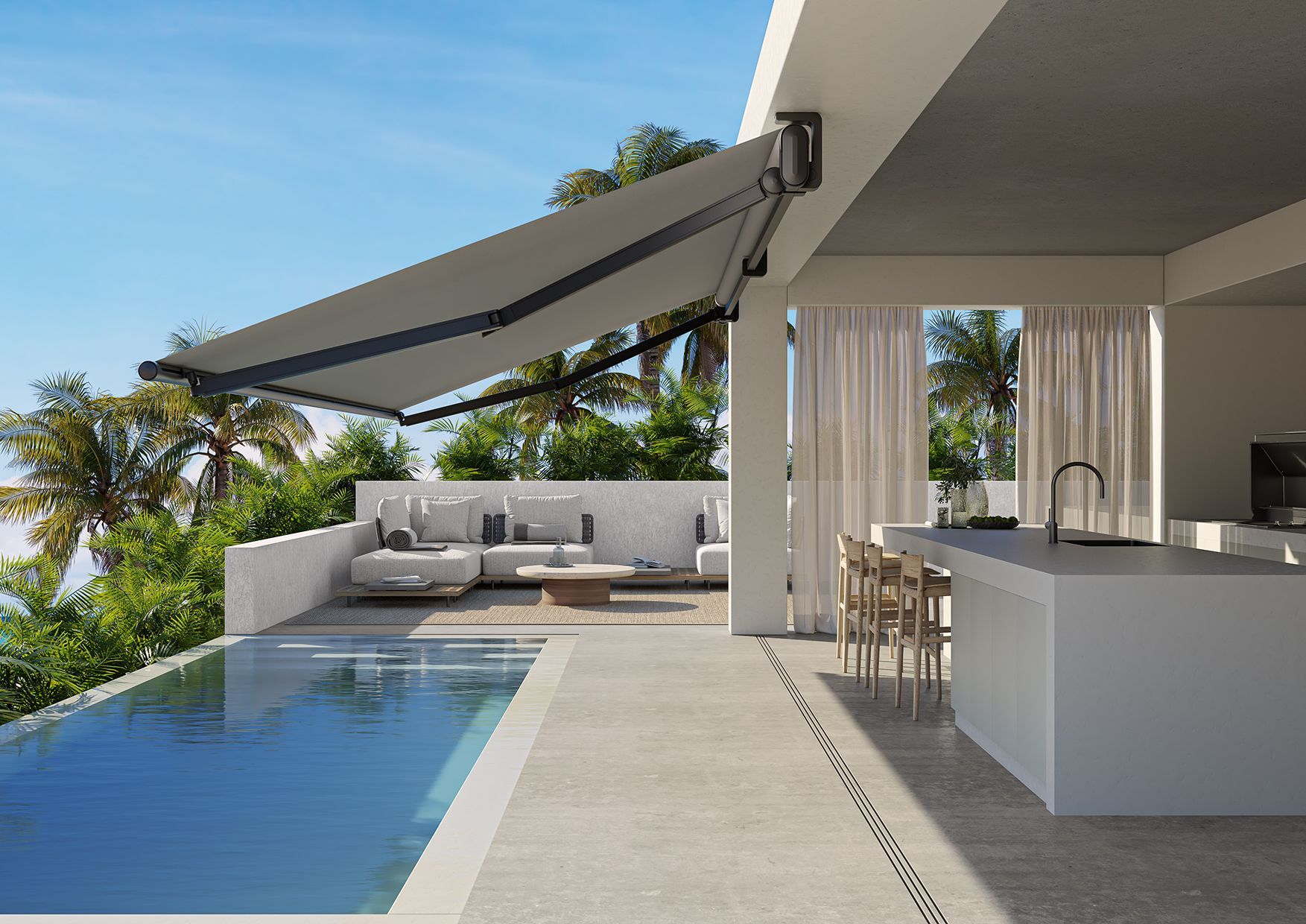 Patio moderno con tenda da sole retrattile grigia, piscina e cucina esterna con vista sulle palme.