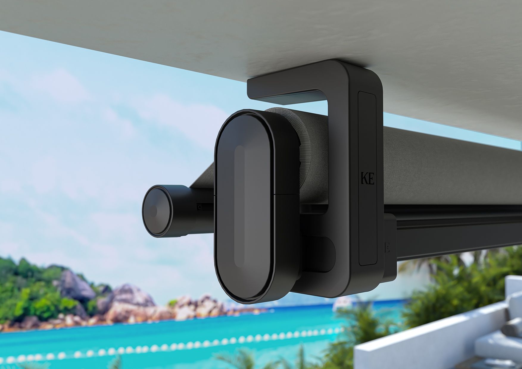 Un motore nero per tenda da sole motorizzato, montato su una staffa a soffitto per esterni, sullo sfondo di una spiaggia tropicale.