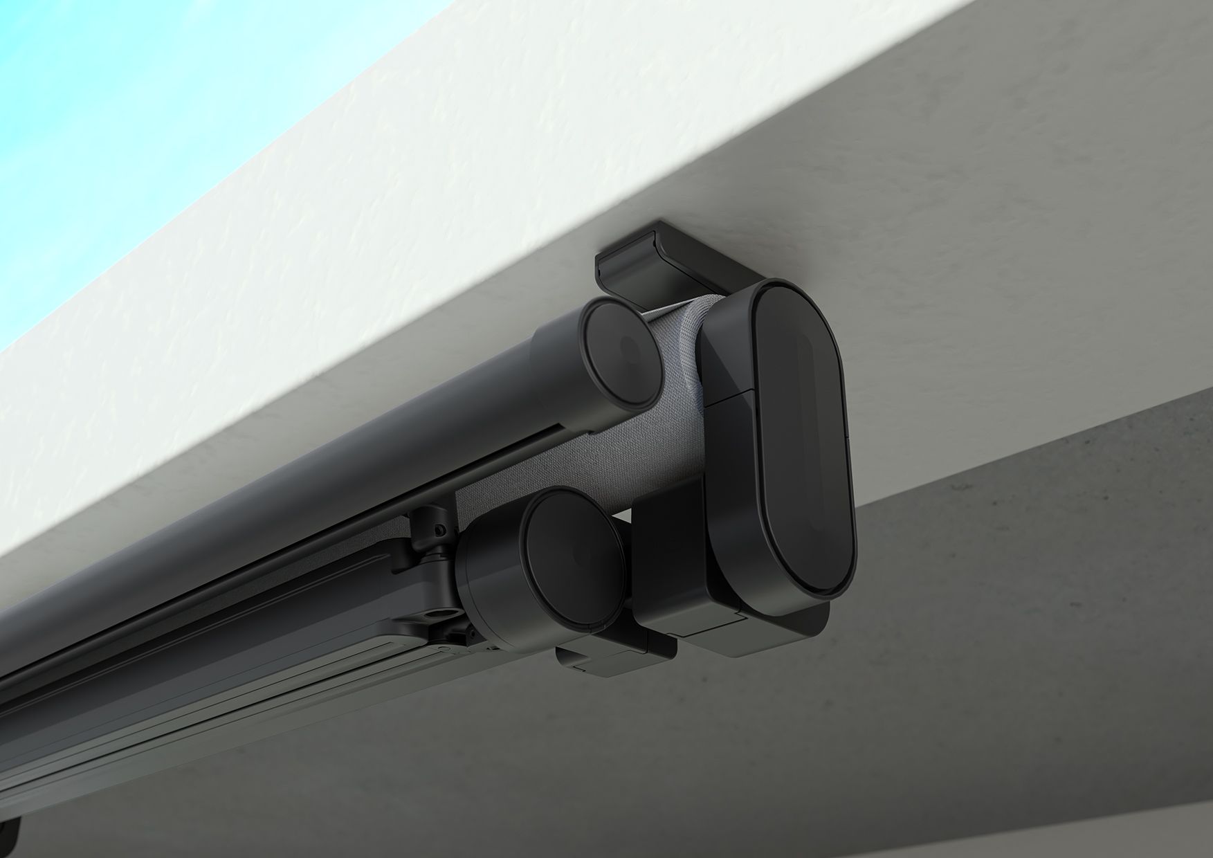 Vista ravvicinata di una cassetta per tenda da sole retrattile di colore nero opaco, montata su un soffitto chiaro.