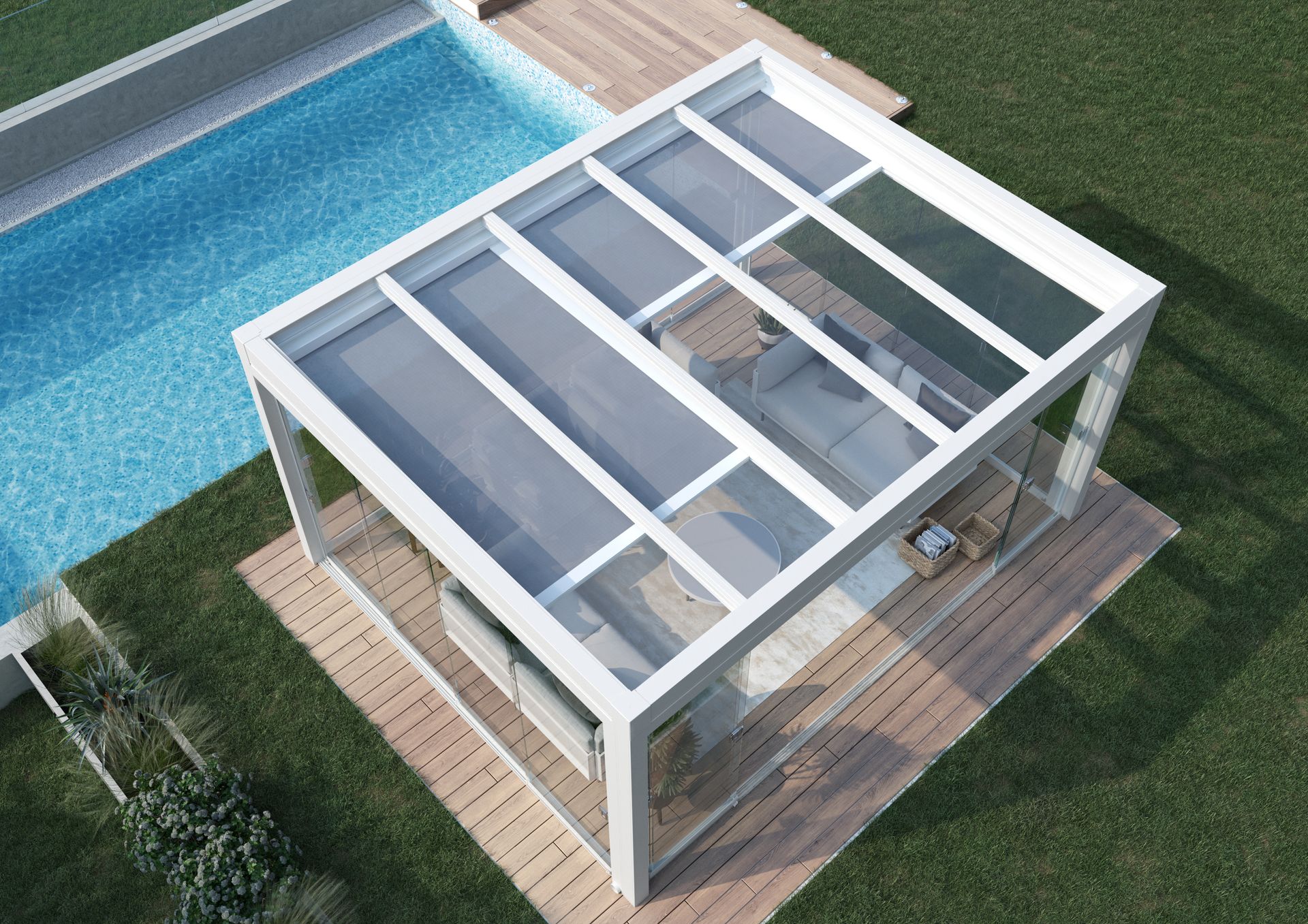 In un giardino, accanto a una piscina blu, si erge un pergolato bianco e moderno con tetto in vetro retrattile, posizionato su una terrazza in legno.