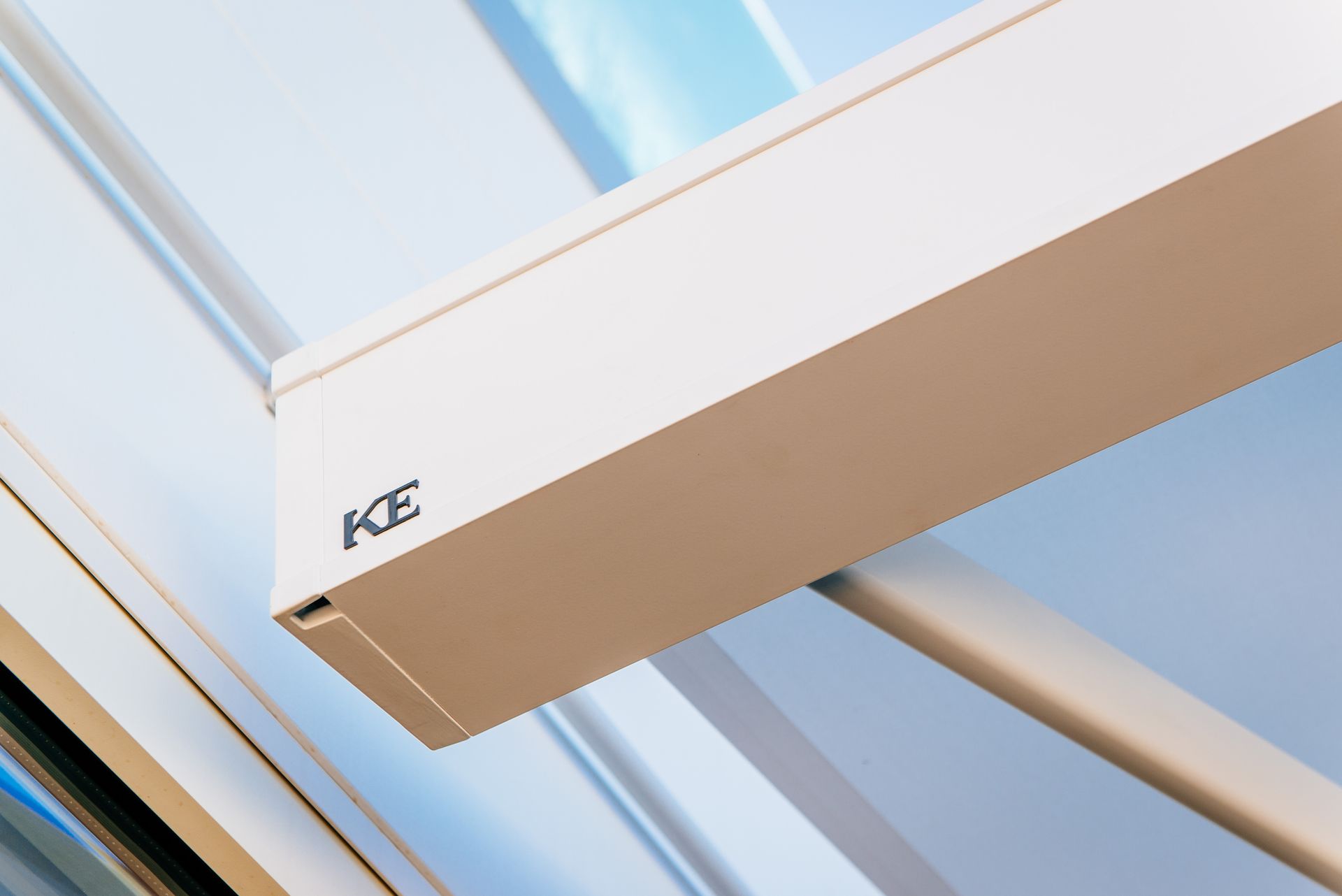 Primo piano di una moderna struttura a tenda bianca con il logo 