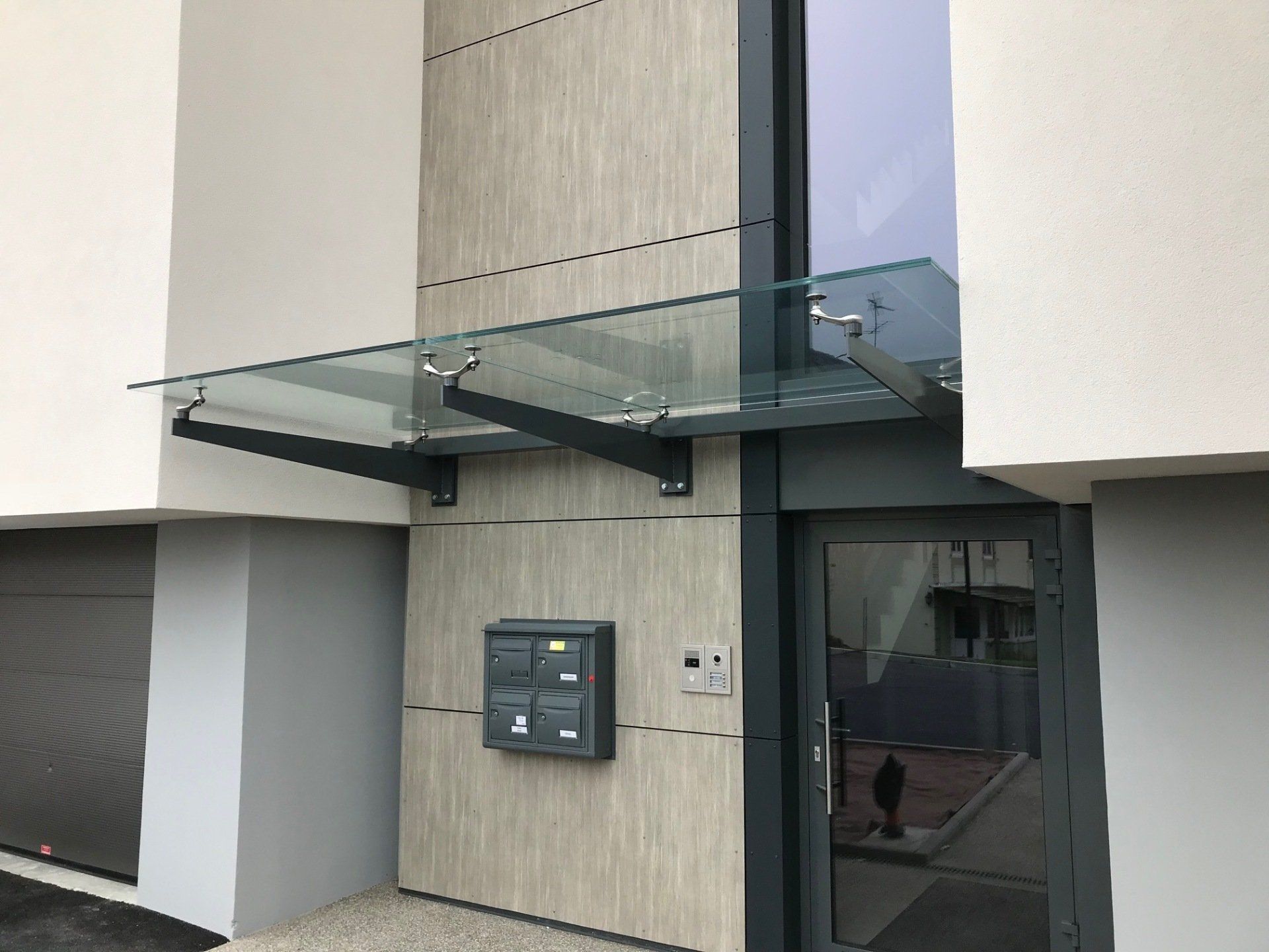 Entrée résidence en menuiserie alu noire