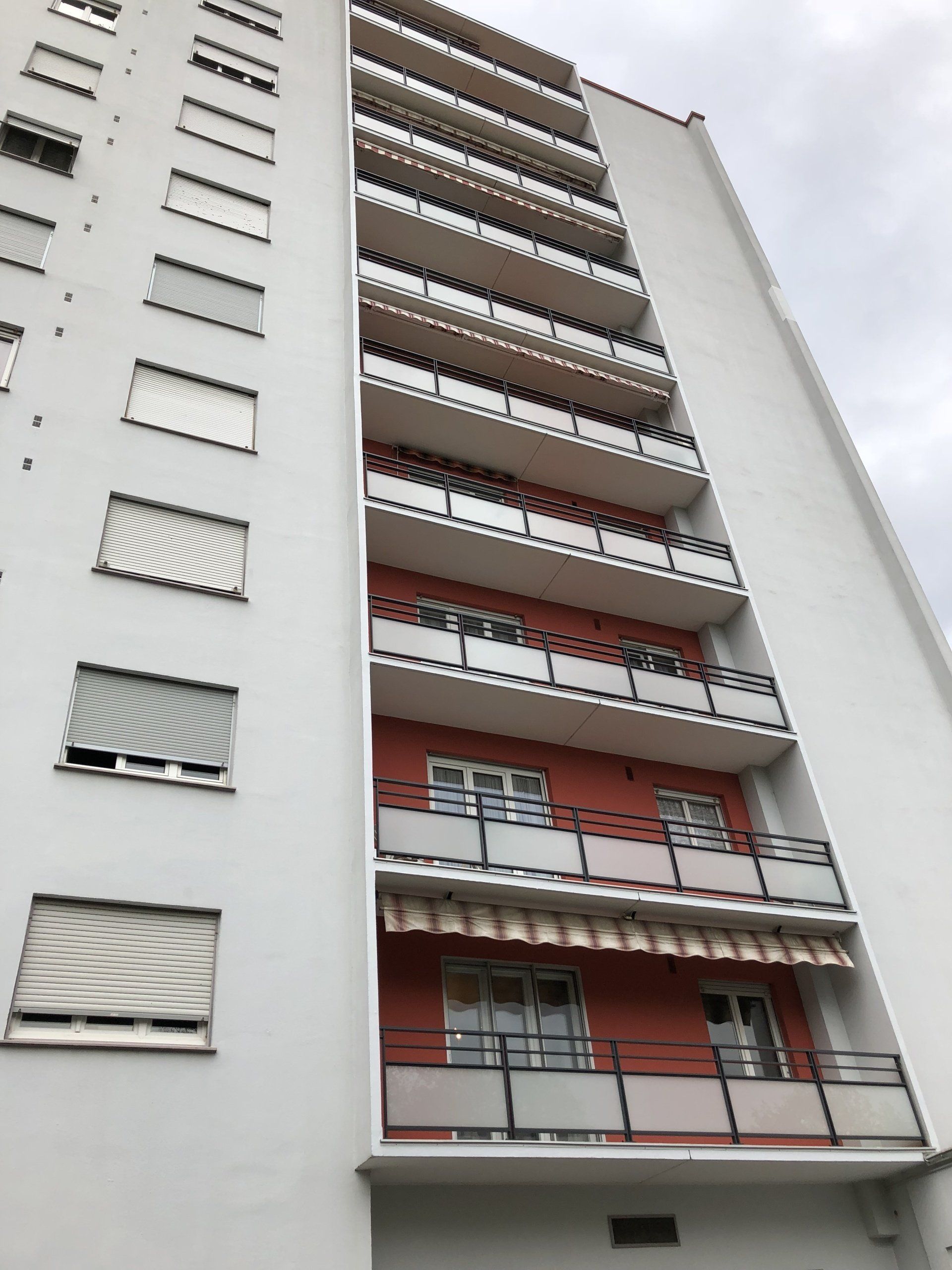 Façade avec balcons métalliques