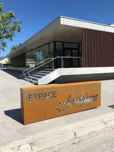 Entrée bâtiment en vitrage fixe