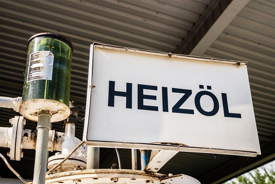 Ein weißes Schild mit dem Wort Heizol darauf