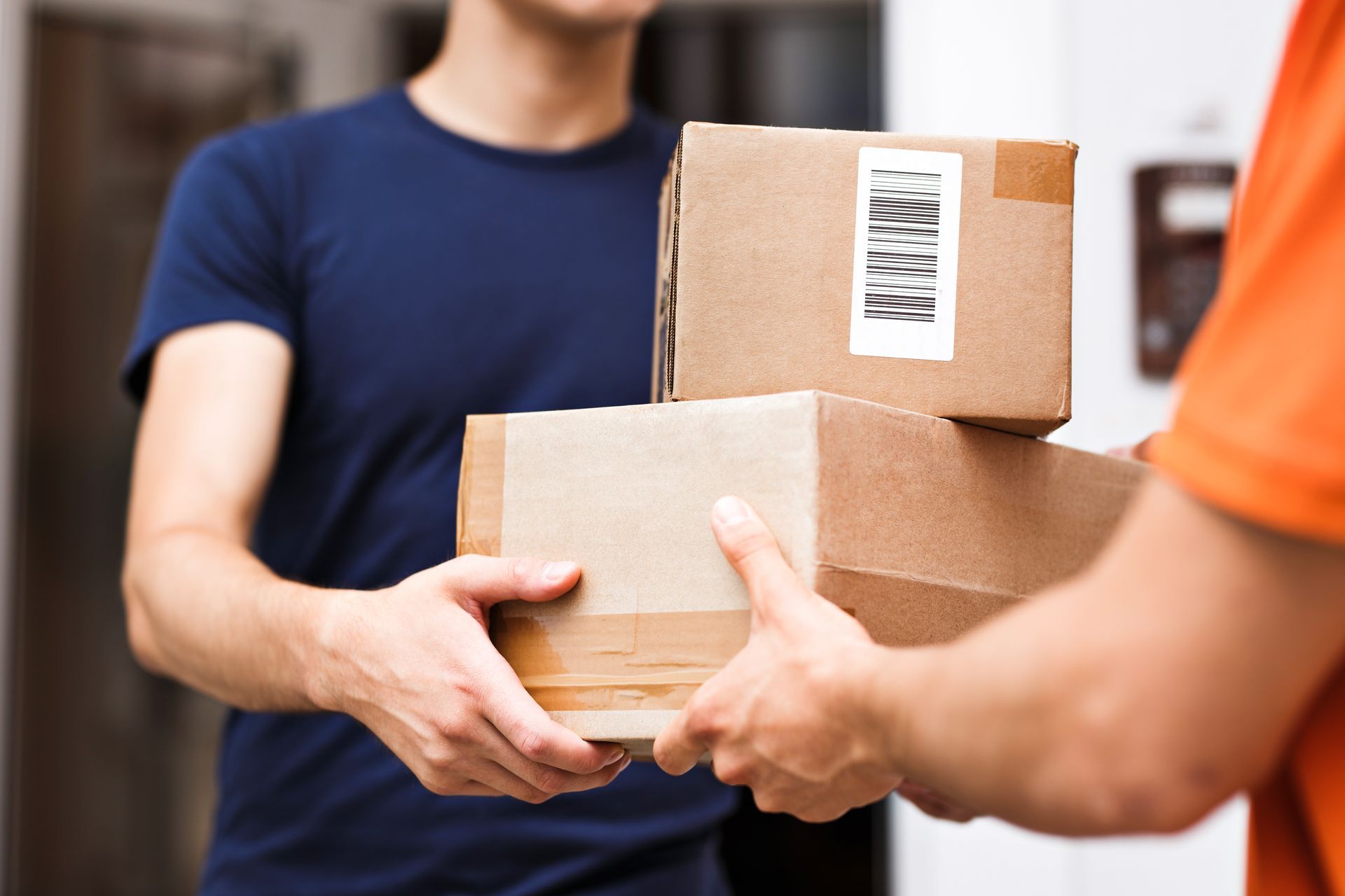 Un livreur passant un colis à un client
