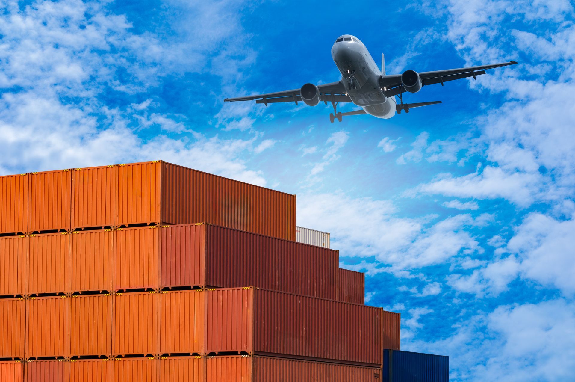 Un avion volant au-dessus de containers