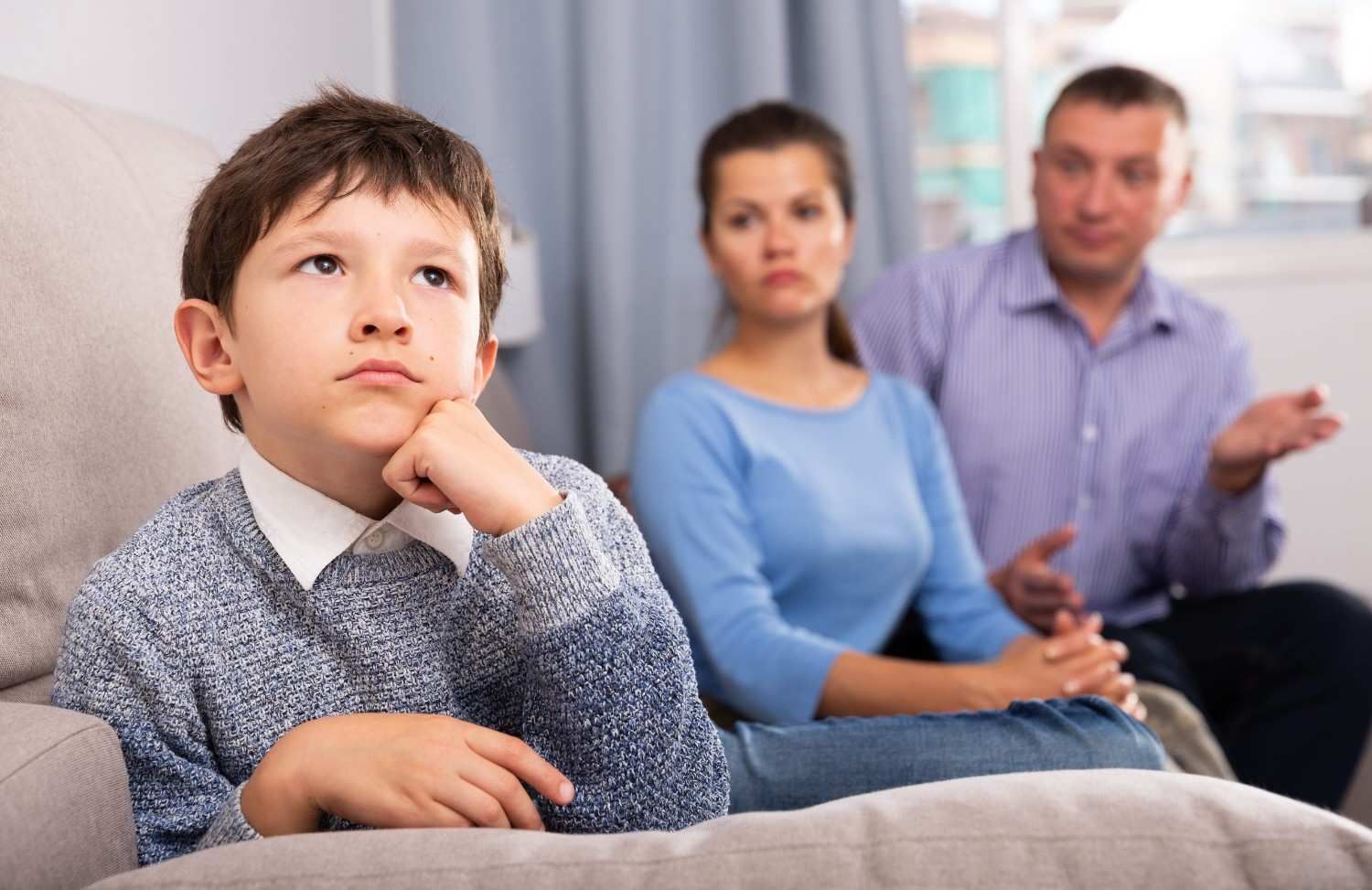 Familia con su hijo gestionando manutención con Carmen Sánchez abogada.