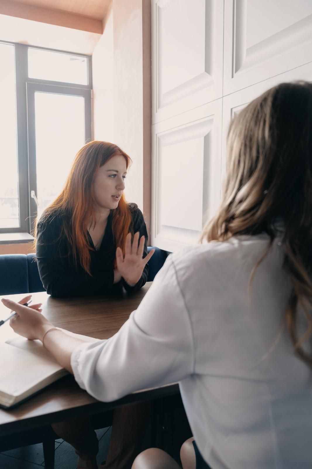 Mujer hablando de su caso legal con Carmen Sánchez abogada.
