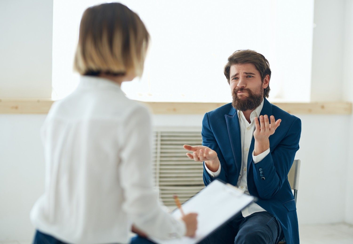 Cliente revisando un documento legal con Carmen Sánchez abogada.