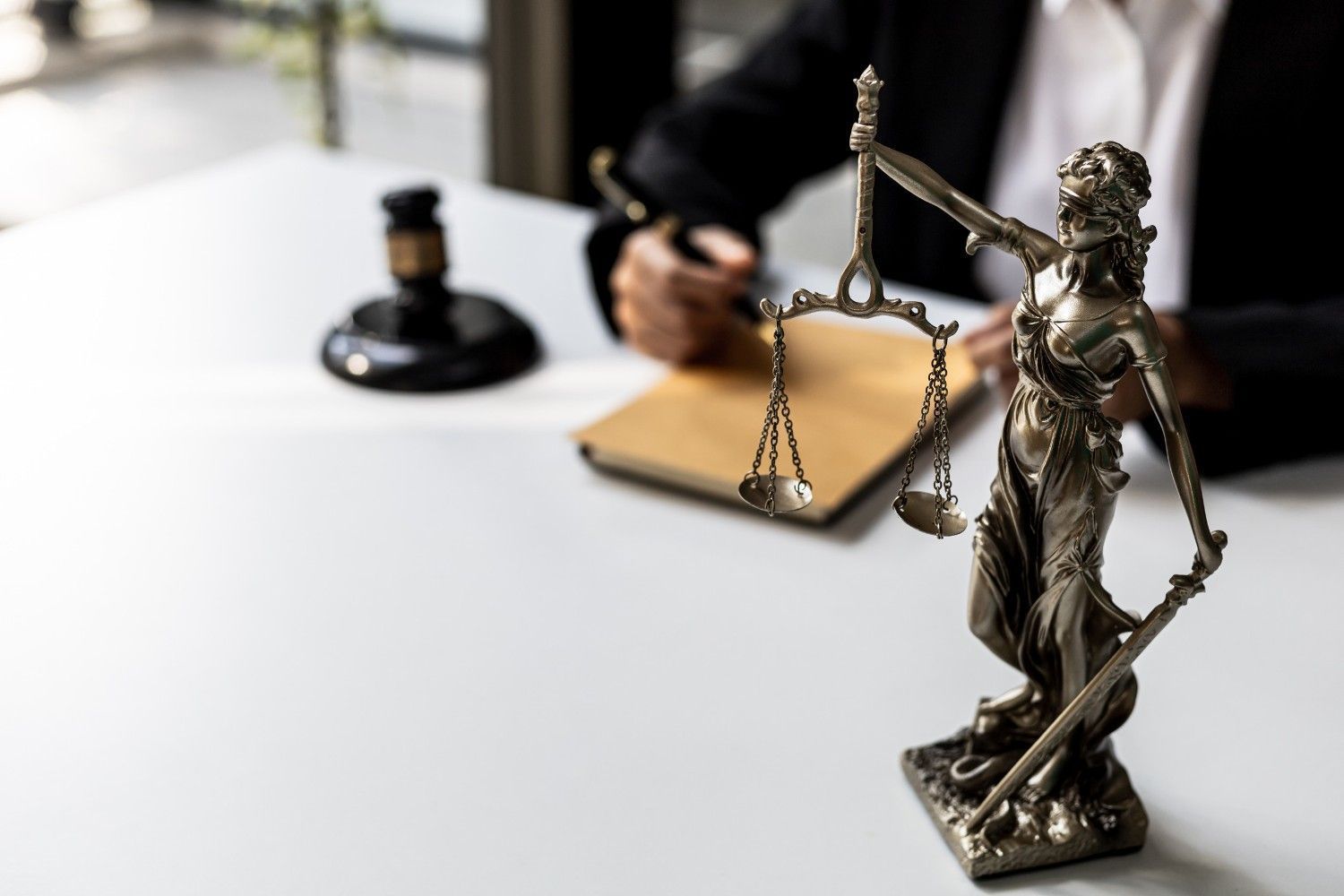 Persona trabajando en documentación legal.