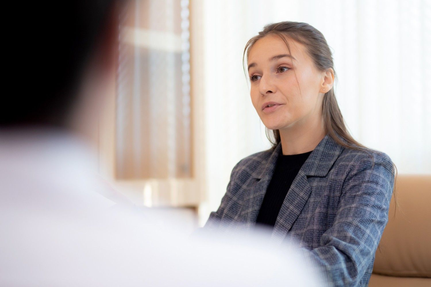 Clientes hablando de su caso legal con Carmen Sánchez abogada.