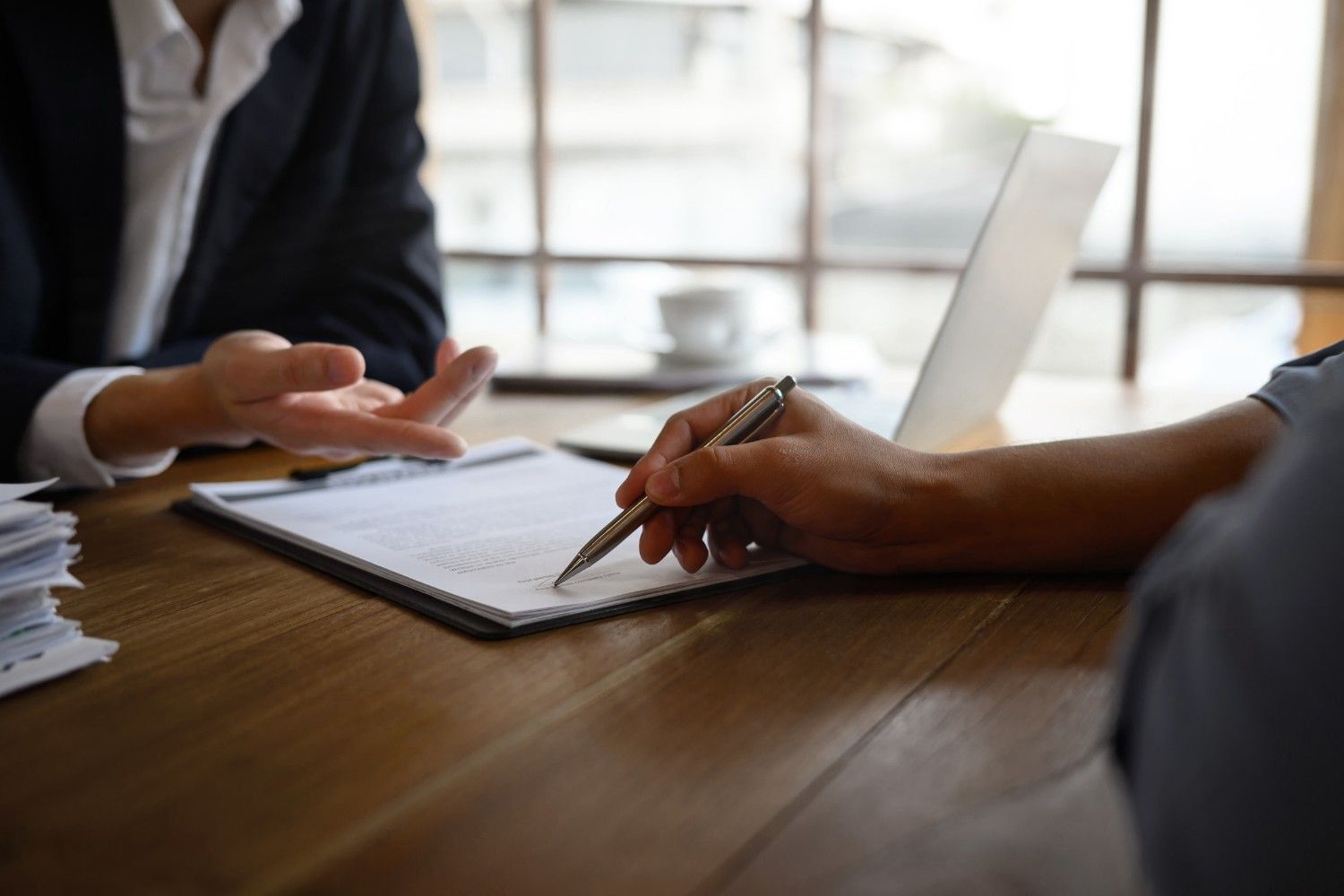 Cliente hablando de su caso legal con Carmen Sánchez abogada.
