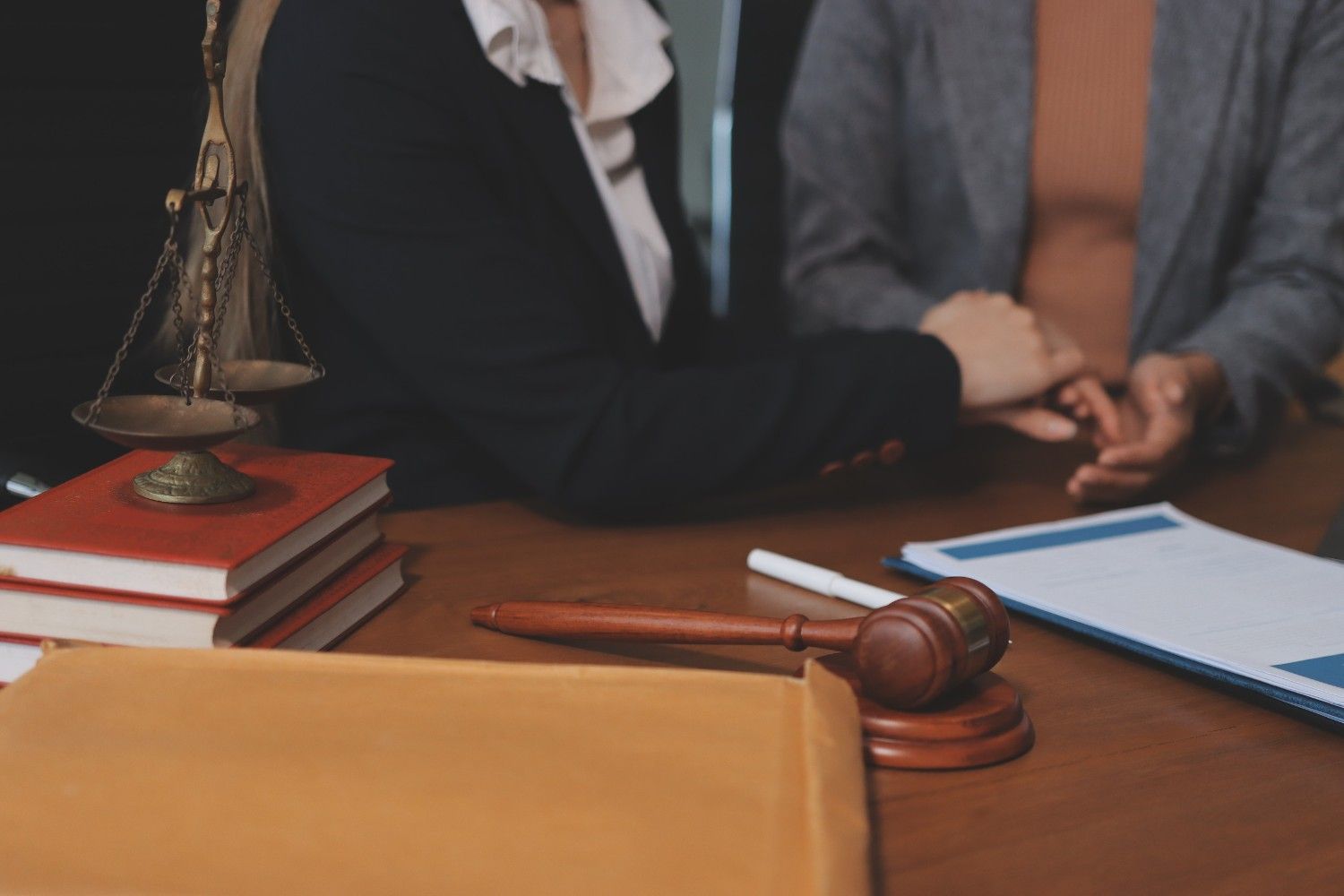 Cliente hablando de su caso legal con Carmen Sánchez abogada.