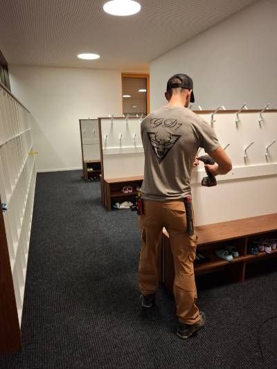 Une terrasse en bois avec une balustrade et une fenêtre