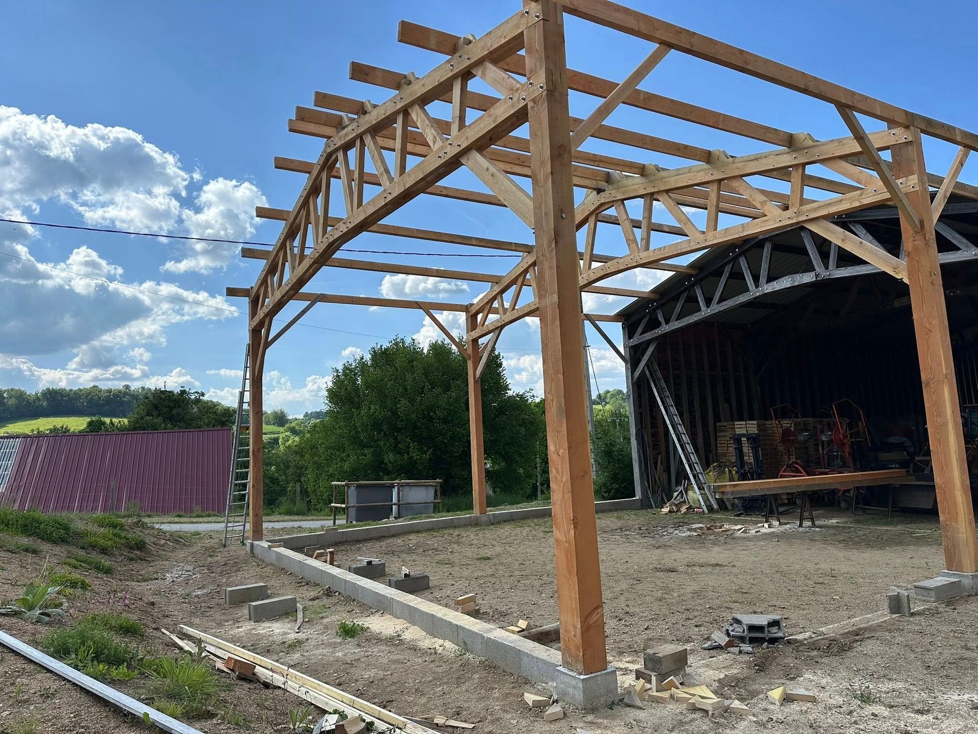 Mise en place d'une grande charpente