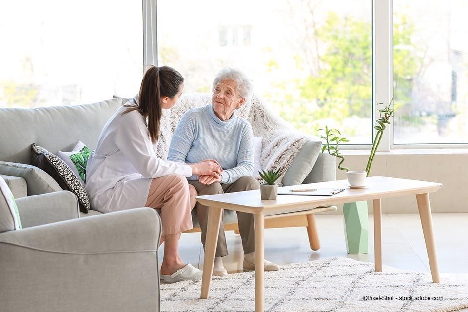 Mitarbeiterin der Regensburger Sozialstation GmbH betreut Patientin